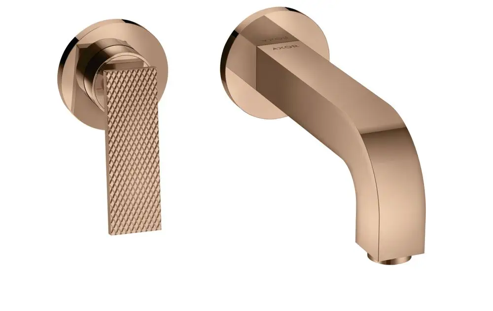 AXOR Wandmontage-Waschtischmischer mit Hebelgriff und rundem Auslauf. Oberflächenfinish in poliertem Rotgold mit Rautenschliff. Minimalistisches Design, geeignet für Unterputzinstallation.